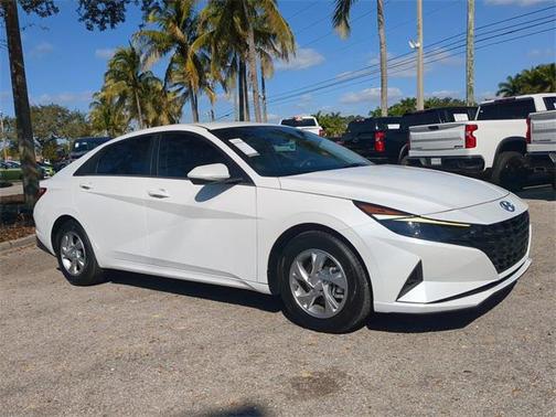 2022 Hyundai ELANTRA SE