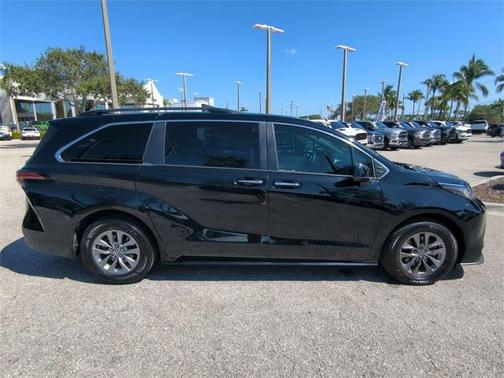 2022 Toyota Sienna XLE 8 Passenger