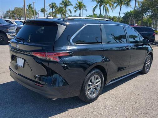 2022 Toyota Sienna XLE 8 Passenger
