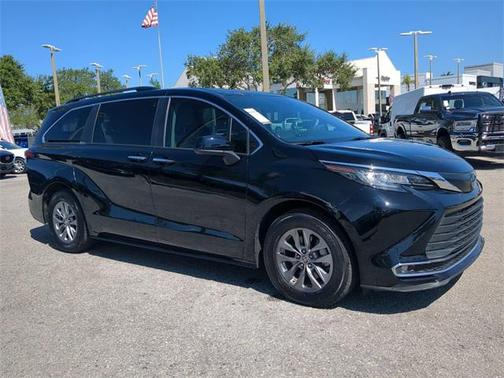 2022 Toyota Sienna XLE 8 Passenger