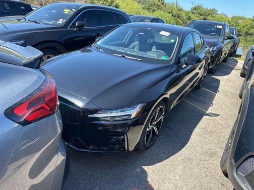 2024 Volvo S60 B5 Plus Dark Theme