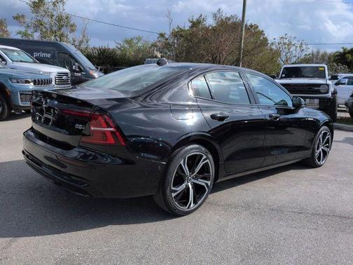 2024 Volvo S60 B5 Plus Dark Theme