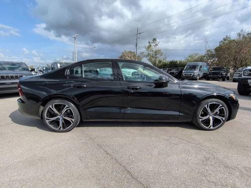 2024 Volvo S60 B5 Plus Dark Theme