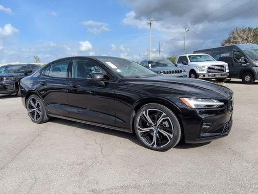 2024 Volvo S60 B5 Plus Dark Theme