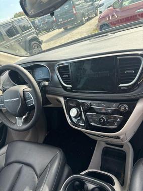 2024 Chrysler Pacifica Hybrid Select