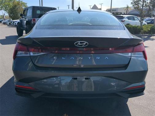 2021 Hyundai ELANTRA SE