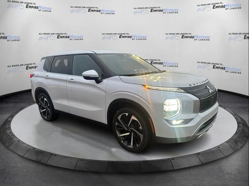 2023 Mitsubishi Outlander SE