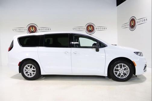 2024 Chrysler Pacifica Touring L