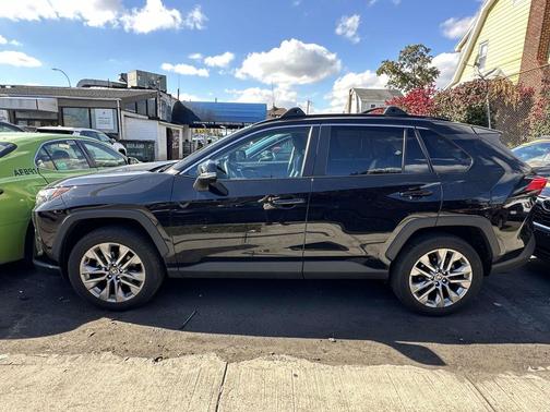 2022 Toyota RAV4 XLE Premium