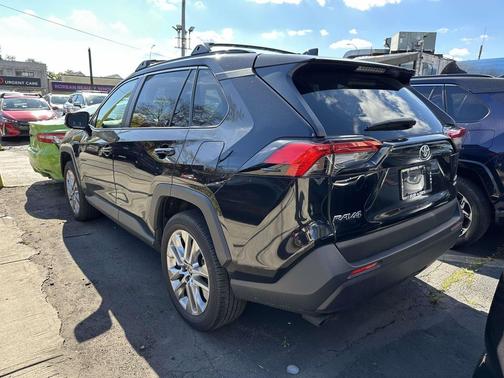 2022 Toyota RAV4 XLE Premium