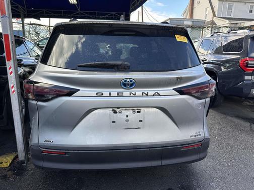 2023 Toyota Sienna LE