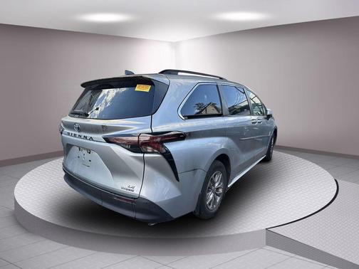 2023 Toyota Sienna LE