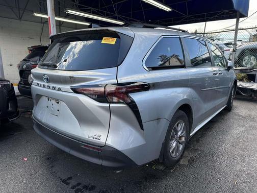 2023 Toyota Sienna LE
