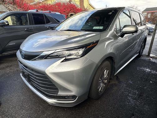 2023 Toyota Sienna LE