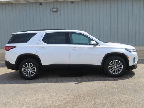 Iridescent Pearl Tricoat 2023 Chevrolet Traverse LT Leather