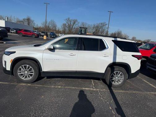 Iridescent Pearl Tricoat 2023 Chevrolet Traverse LT Leather
