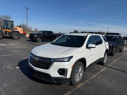 Iridescent Pearl Tricoat 2023 Chevrolet Traverse LT Leather