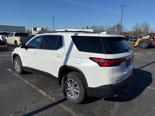 Iridescent Pearl Tricoat 2023 Chevrolet Traverse LT Leather