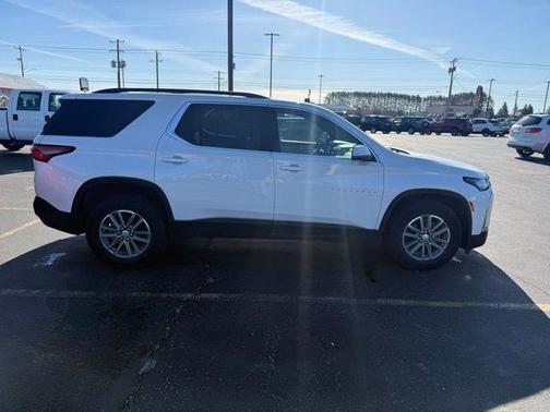 Iridescent Pearl Tricoat 2023 Chevrolet Traverse LT Leather