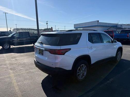 Iridescent Pearl Tricoat 2023 Chevrolet Traverse LT Leather