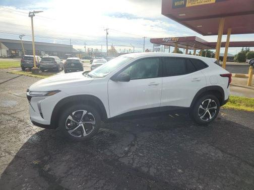 Summit White 2026 Chevrolet Trax FWD 1RS