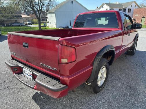 Victory Red 2002 Chevrolet S-10 Base