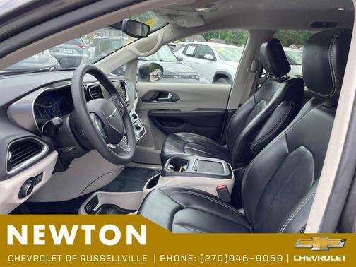 Granite Crystal Metallic Clearcoat 2023 Chrysler Pacifica Touring L