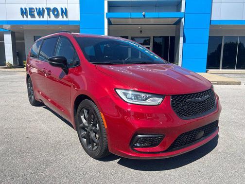 Red Hot Pearlcoat 2025 Chrysler Pacifica Limited