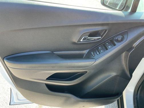 Summit White 2022 Chevrolet Trax LT