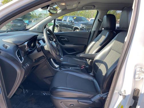 Summit White 2022 Chevrolet Trax LT