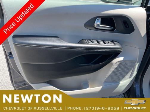 Granite Crystal Metallic Clearcoat 2022 Chrysler Pacifica Touring L