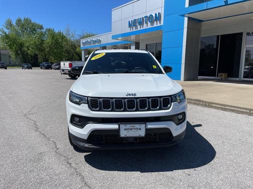 Bright White Clearcoat 2025 Jeep Compass Latitude