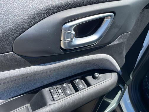 Bright White Clearcoat 2025 Jeep Compass Latitude