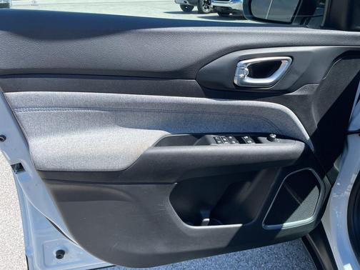 Bright White Clearcoat 2025 Jeep Compass Latitude