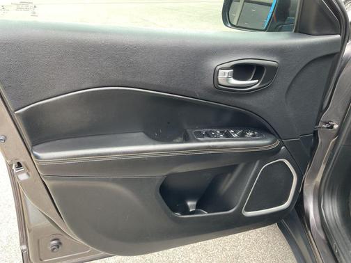 Granite Crystal Metallic Clearcoat 2018 Jeep Compass Latitude