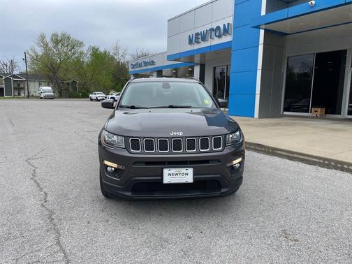 Granite Crystal Metallic Clearcoat 2018 Jeep Compass Latitude