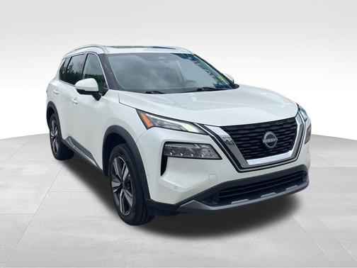 Pearl White Tricoat 2023 Nissan Rogue SL
