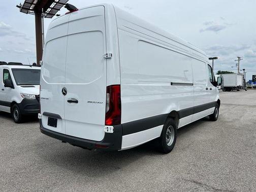 2025 Mercedes-Benz Sprinter 3500 Cargo 170 WB
