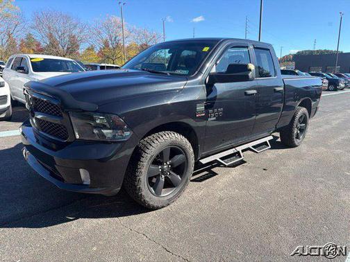 Brilliant Black Crystal Pearlcoat 2019 RAM 1500 Classic Express