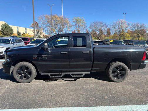 Brilliant Black Crystal Pearlcoat 2019 RAM 1500 Classic Express
