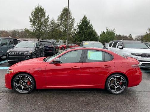 Rosso 2024 Alfa Romeo Giulia Veloce