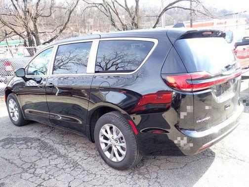 Diamond Black 2026 Chrysler Pacifica Select