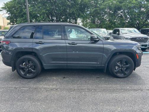 Metallic 2023 Jeep Grand Cherokee Altitude