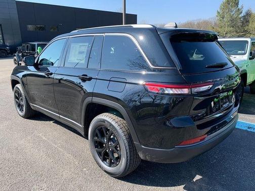 Diamond Black 2026 Jeep Grand Cherokee Laredo