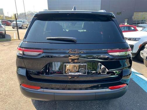 Diamond Black 2026 Jeep Grand Cherokee Laredo