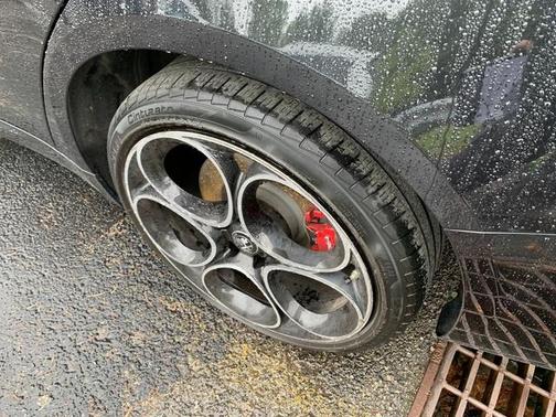 Vulcano Black Metallic 2022 Alfa Romeo Giulia Ti