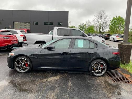 Vulcano Black Metallic 2022 Alfa Romeo Giulia Ti
