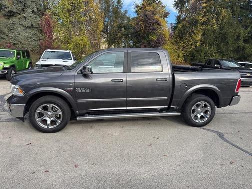 2017 RAM 1500 Laramie Crew Cab 4x4 57' Box