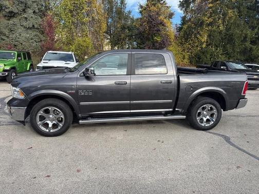 2017 RAM 1500 Laramie Crew Cab 4x4 57' Box