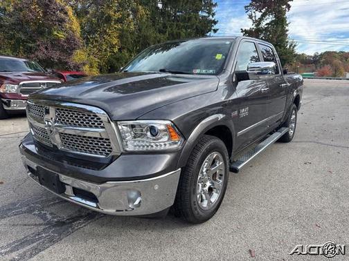 2017 RAM 1500 Laramie Crew Cab 4x4 57' Box